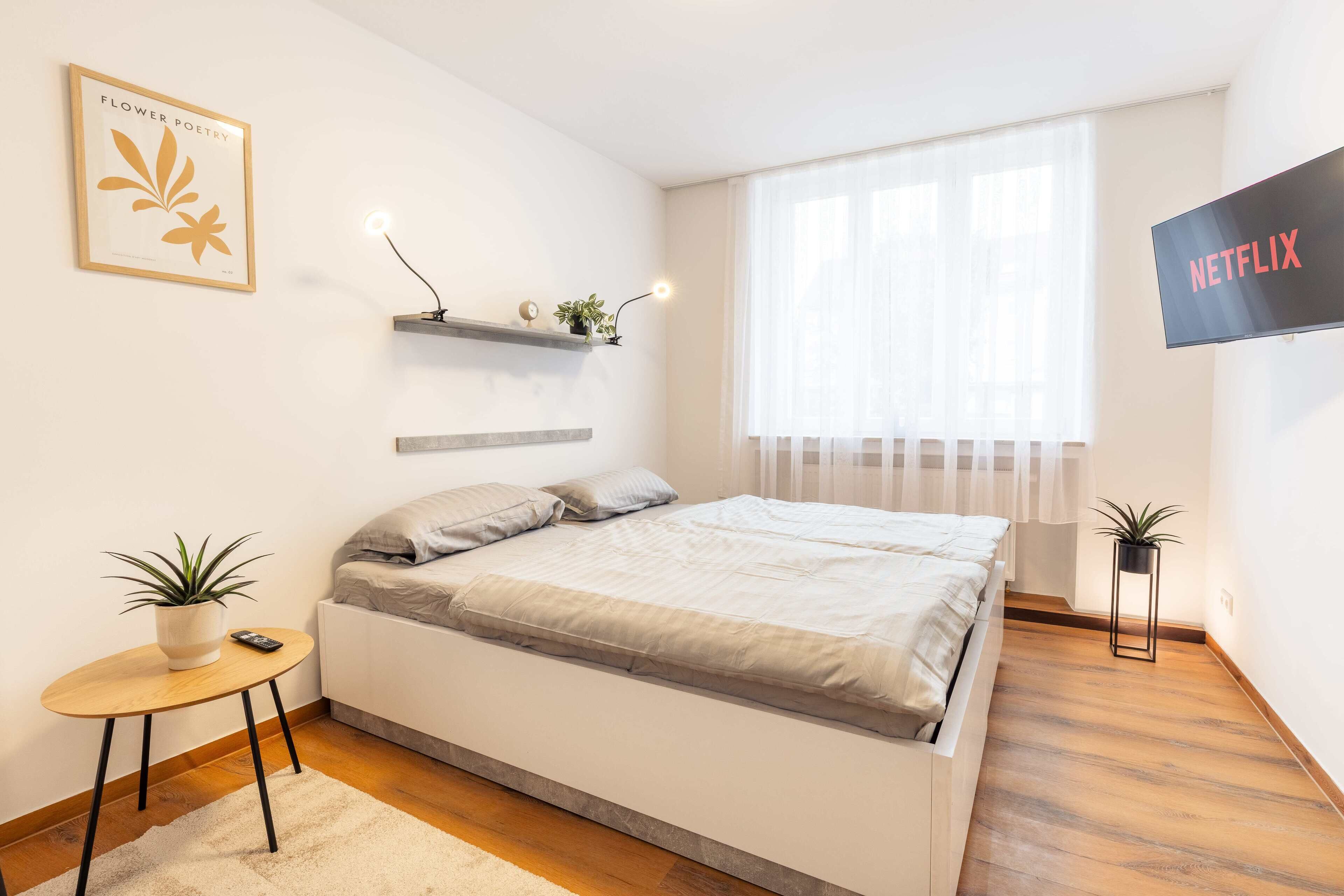 Deluxe-Suite | Wohnbereich | 50-Zoll-Smart-TV mit Digitalempfang, Netflix, Streaming-Dienste
