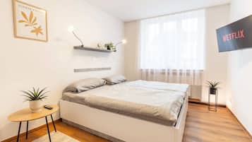 Deluxe-Suite | Wohnbereich | 50-Zoll-Smart-TV mit Digitalempfang, Netflix, Streaming-Dienste
