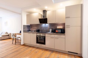 Suíte luxo | Cozinha privada | Geladeira grande, micro-ondas, fogão, cooktop