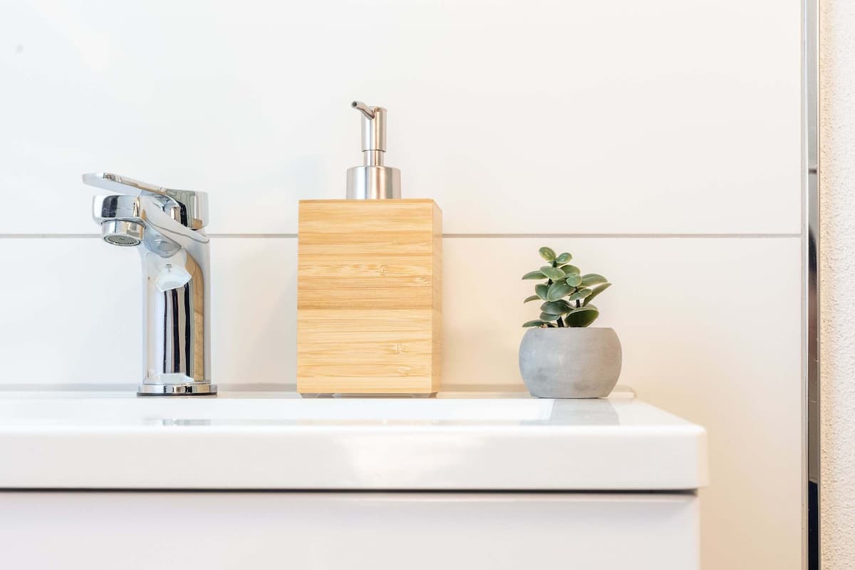 Dusche, Haartrockner, HandtĂŒcher, Seife