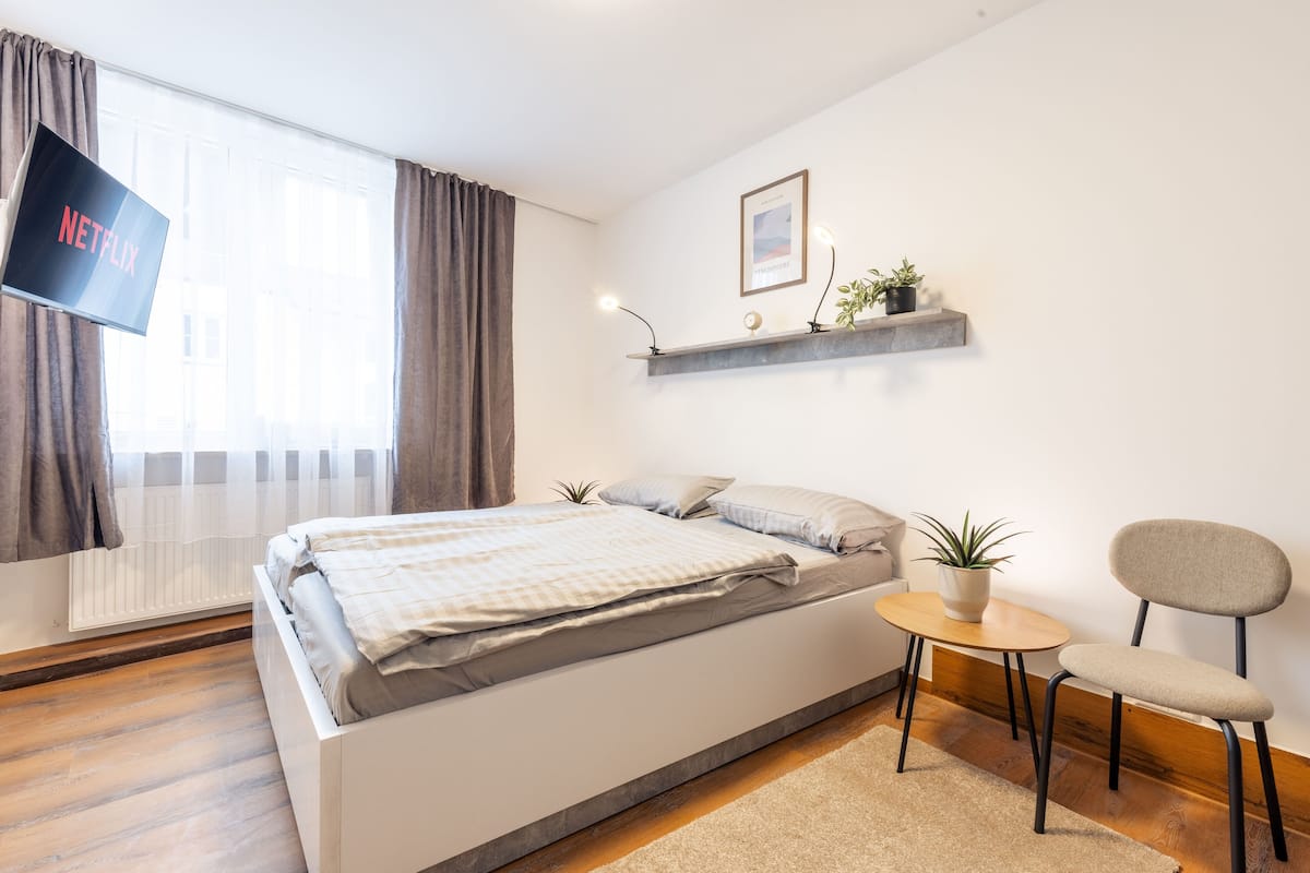 Laptopgeeigneter Arbeitsplatz, kostenloses WLAN