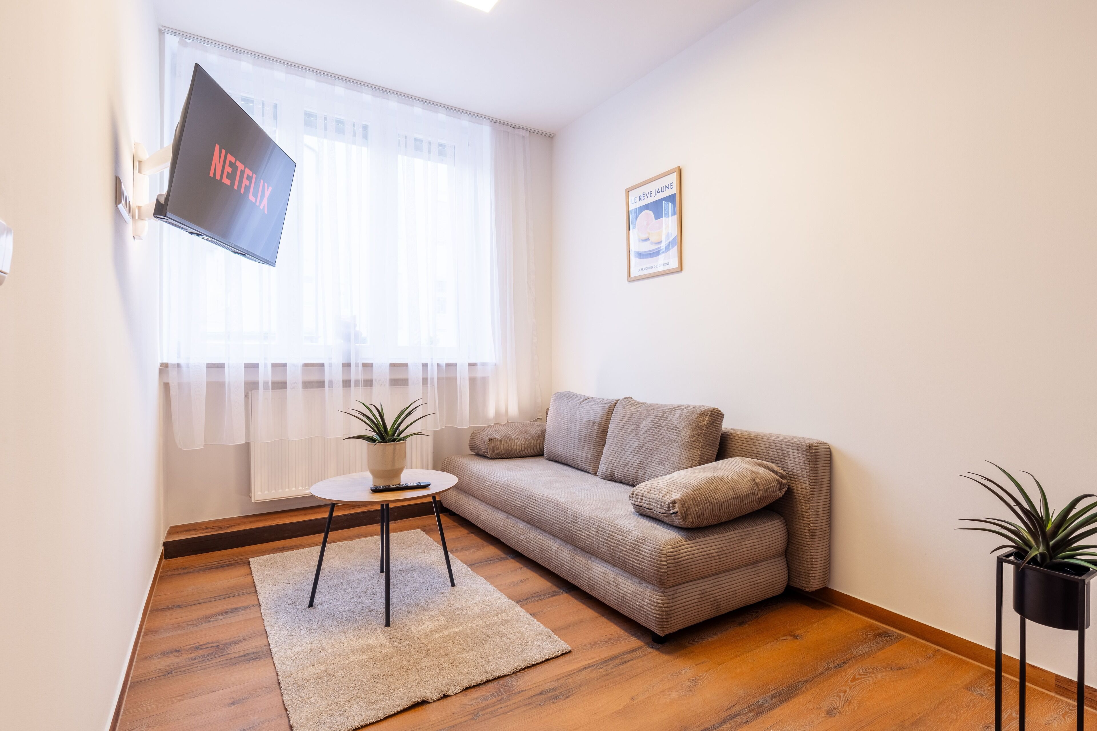 Deluxe-Suite | Wohnbereich | 32-Zoll-Smart-TV mit Digitalempfang, Netflix, Streaming-Dienste