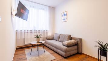 Deluxe-Suite | Wohnbereich | 32-Zoll-Smart-TV mit Digitalempfang, Netflix, Streaming-Dienste