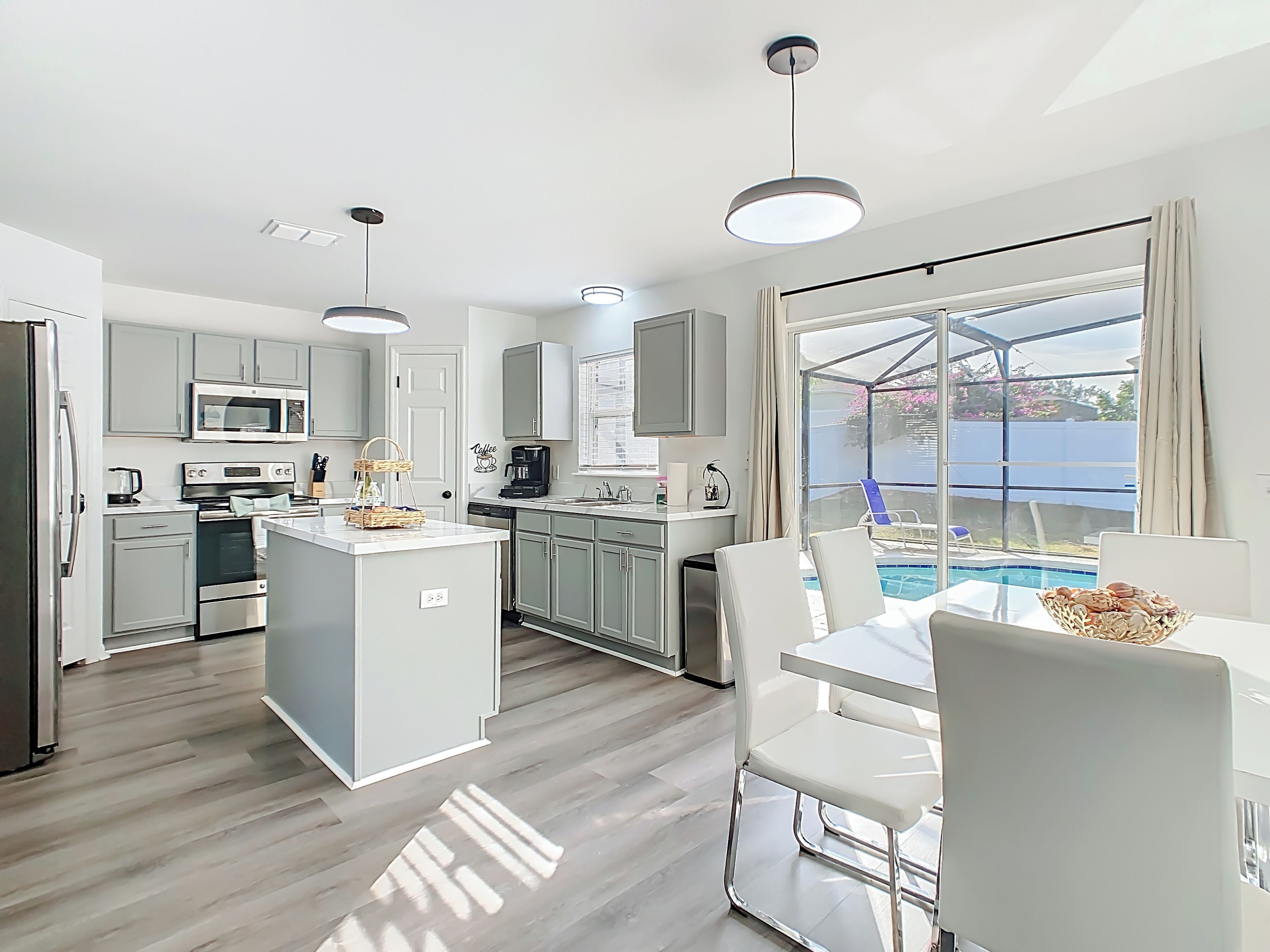 Kjøleskap, mikrobølgeovn, ovn og kokeplater