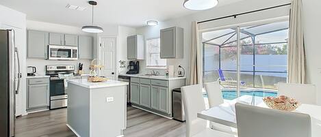 Kjøleskap, mikrobølgeovn, ovn og kokeplater