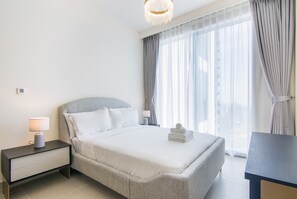 1 bedroom, iron/ironing board, free WiFi, bed sheets - Modern 1 BR in Downtown Dubai (Dubai)