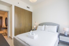 1 bedroom, iron/ironing board, free WiFi, bed sheets - Modern 1 BR in Downtown Dubai (Dubai)