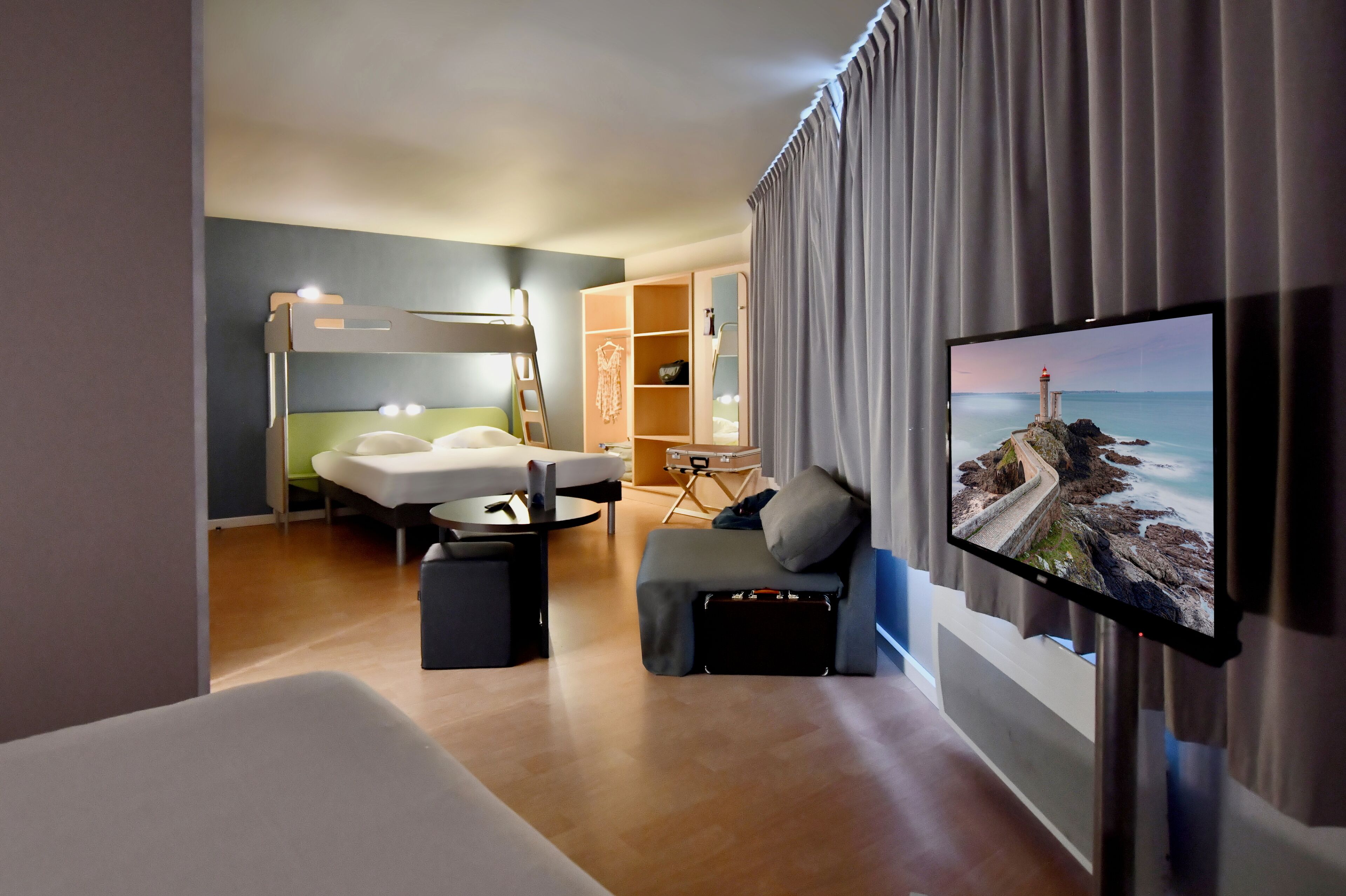 Habitación familiar, 2 camas dobles | Baño | Artículos de higiene personal ecológicos