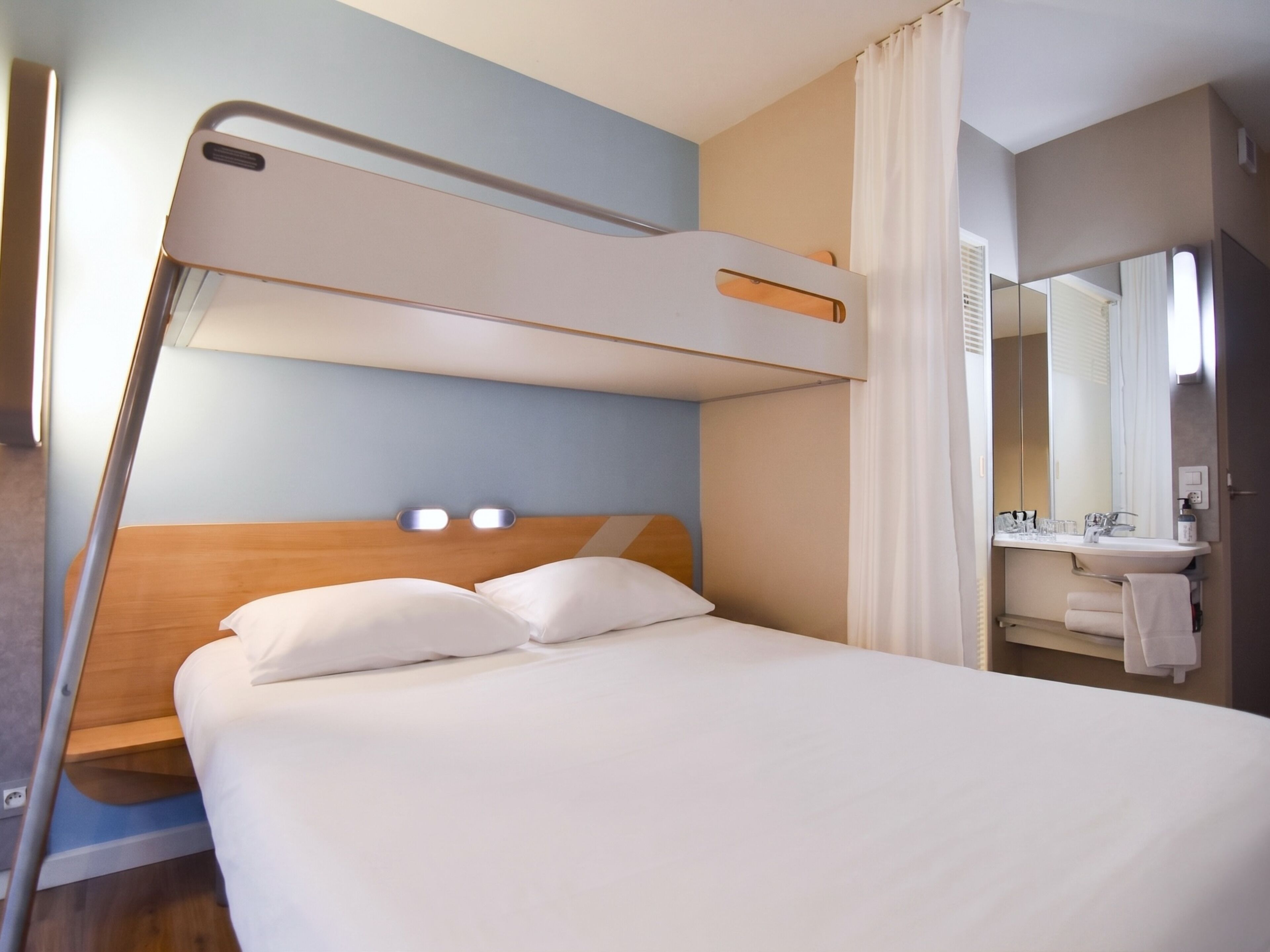 Triple Room, Multiple Beds | Desk, soundproofing, iron/ironing board, free WiFi
