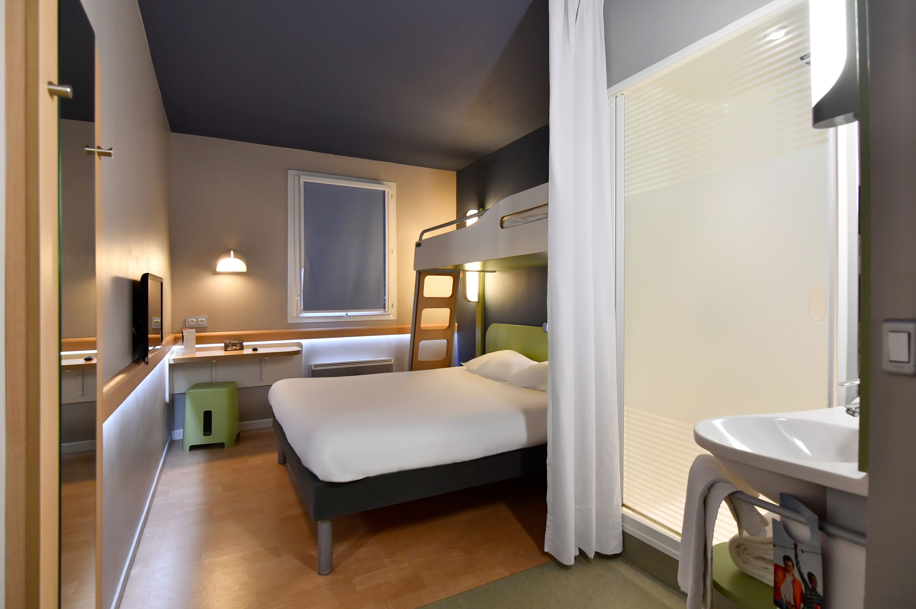 Triple Room, Multiple Beds | Desk, iron/ironing board, free WiFi, bed sheets