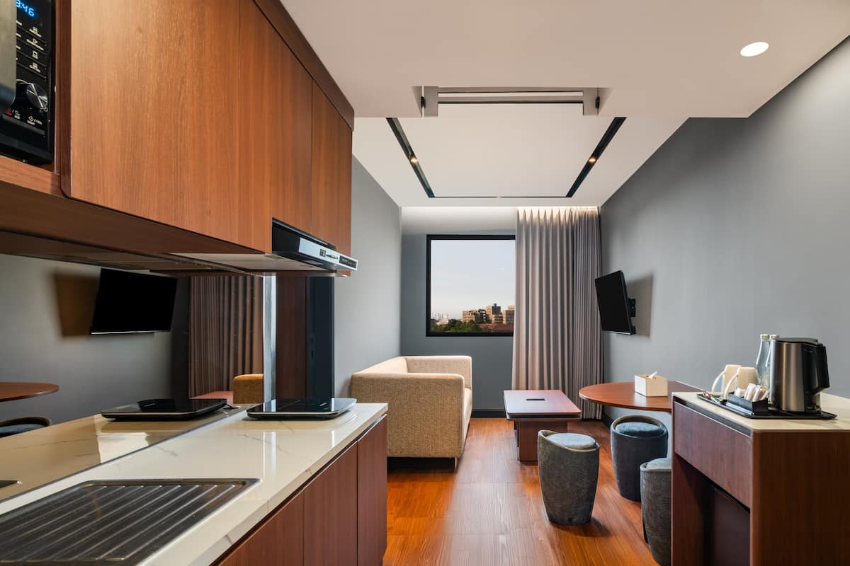 Suite, 1 King Bed | Desk, soundproofing, WiFi (free), bed sheets