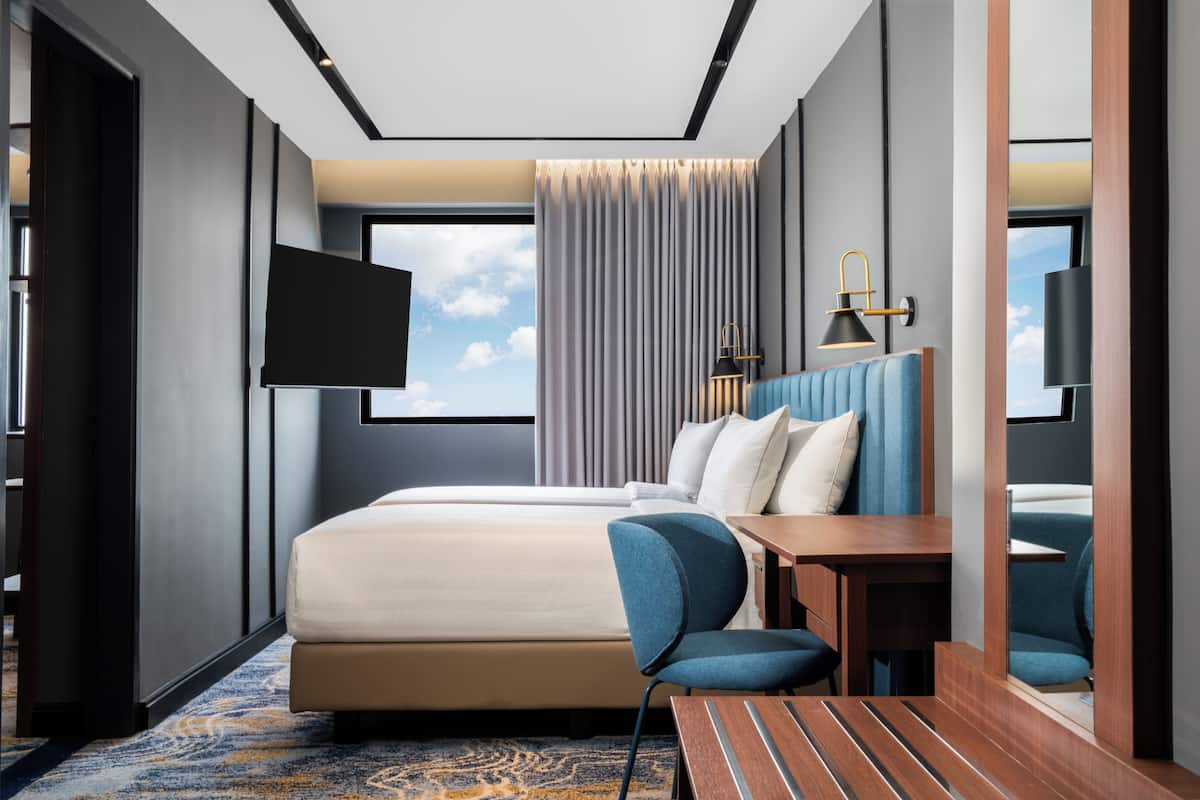 Family Room, Multiple Beds | Desk, soundproofing, WiFi (free), bed sheets