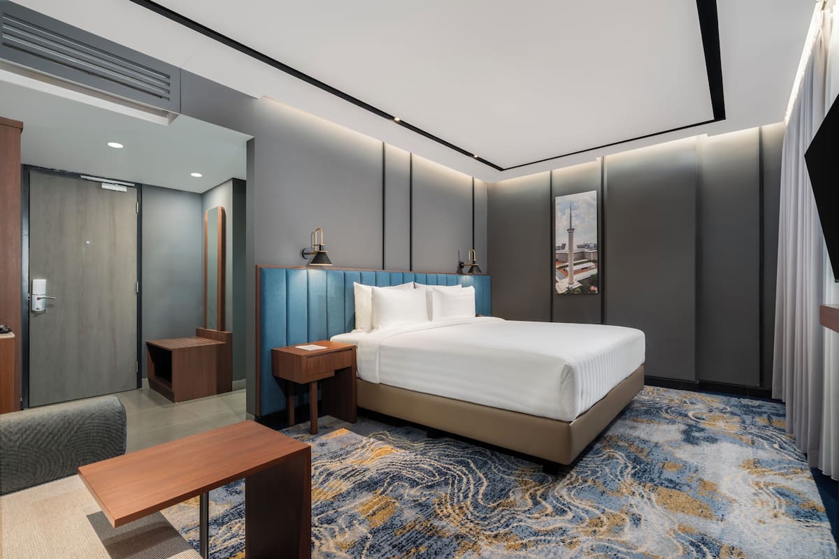 Classic Room, 1 King Bed | Desk, soundproofing, WiFi (free), bed sheets