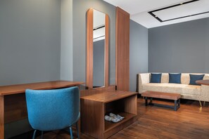 Family Room, Multiple Beds | Living area | 50-inch Smart TV with digital channels - Mercure Jakarta Grogol (Jakarta)
