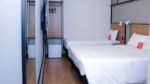 A hotel room with two beds, a wardrobe, and a small desk. - ibis Primavera Do Leste (Primavera do Leste)