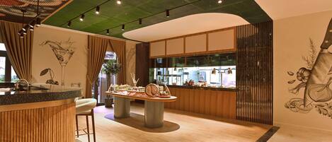 Een modern interieur met een barhoek, een zithoek en een decoratief plafond.
