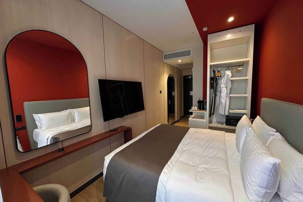 Classic Room, 1 Queen Bed | Premium bedding, memory foam beds, minibar, in-room safe