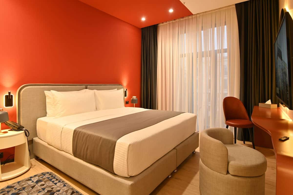 Superior Room, 1 King Bed, Courtyard View