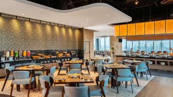 Un restaurante moderno con barra, asientos y vistas a la ciudad.