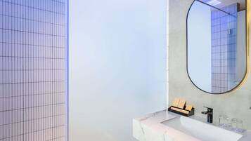 Premium bedding, in-room safe, laptop workspace, blackout curtains