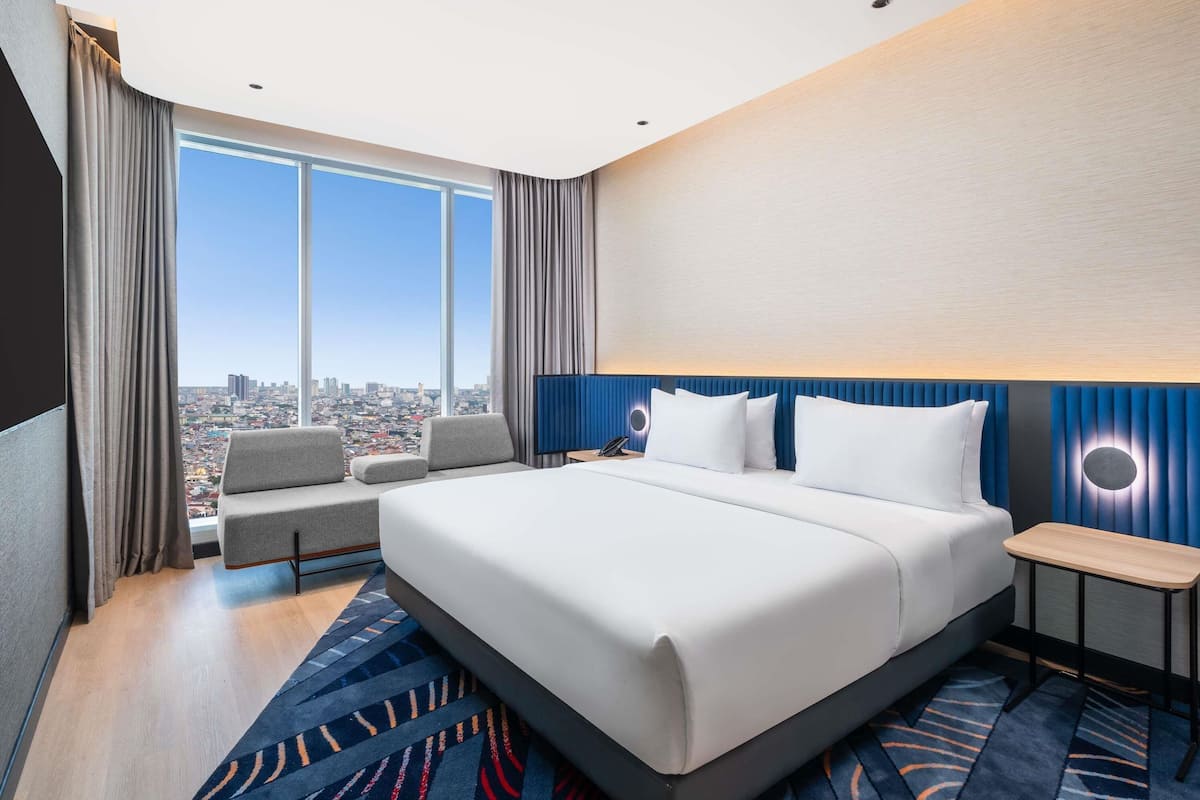 Executive Suite, 1 King Bed with Sofa bed | Premium bedding, in-room safe, laptop workspace, blackout drapes