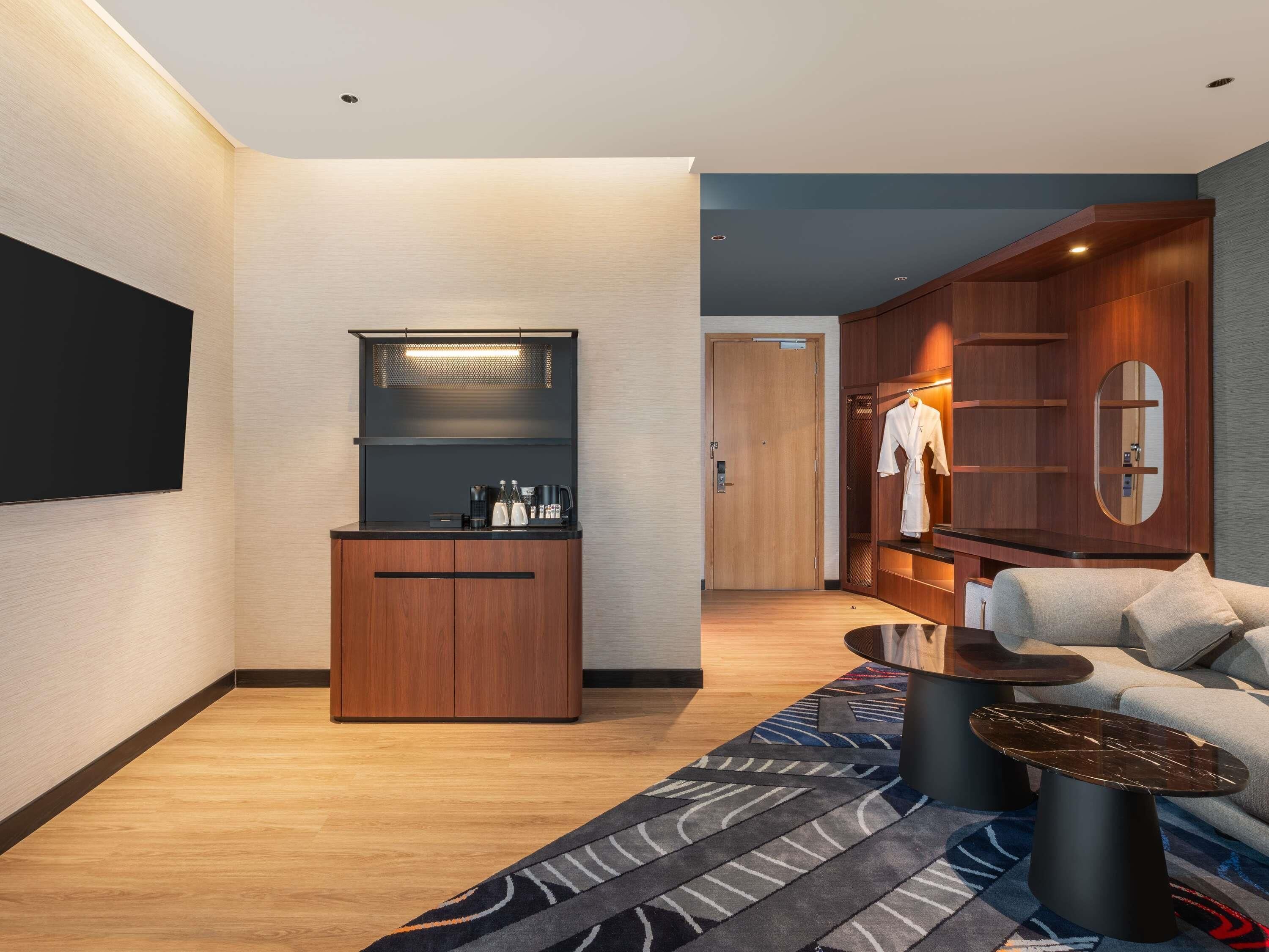 Premium bedding, in-room safe, laptop workspace, blackout drapes