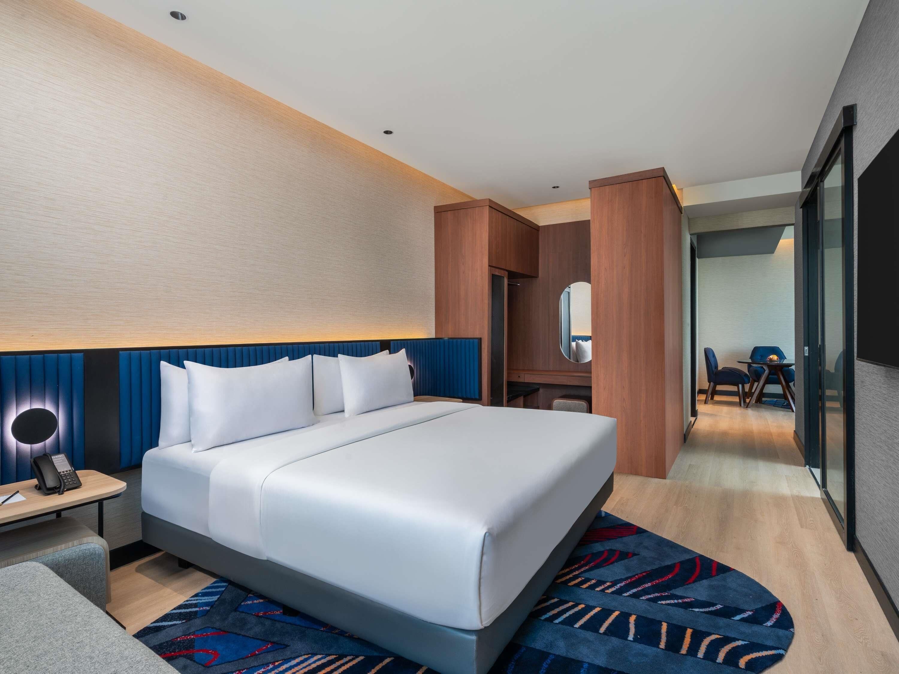 Premium bedding, in-room safe, laptop workspace, blackout drapes