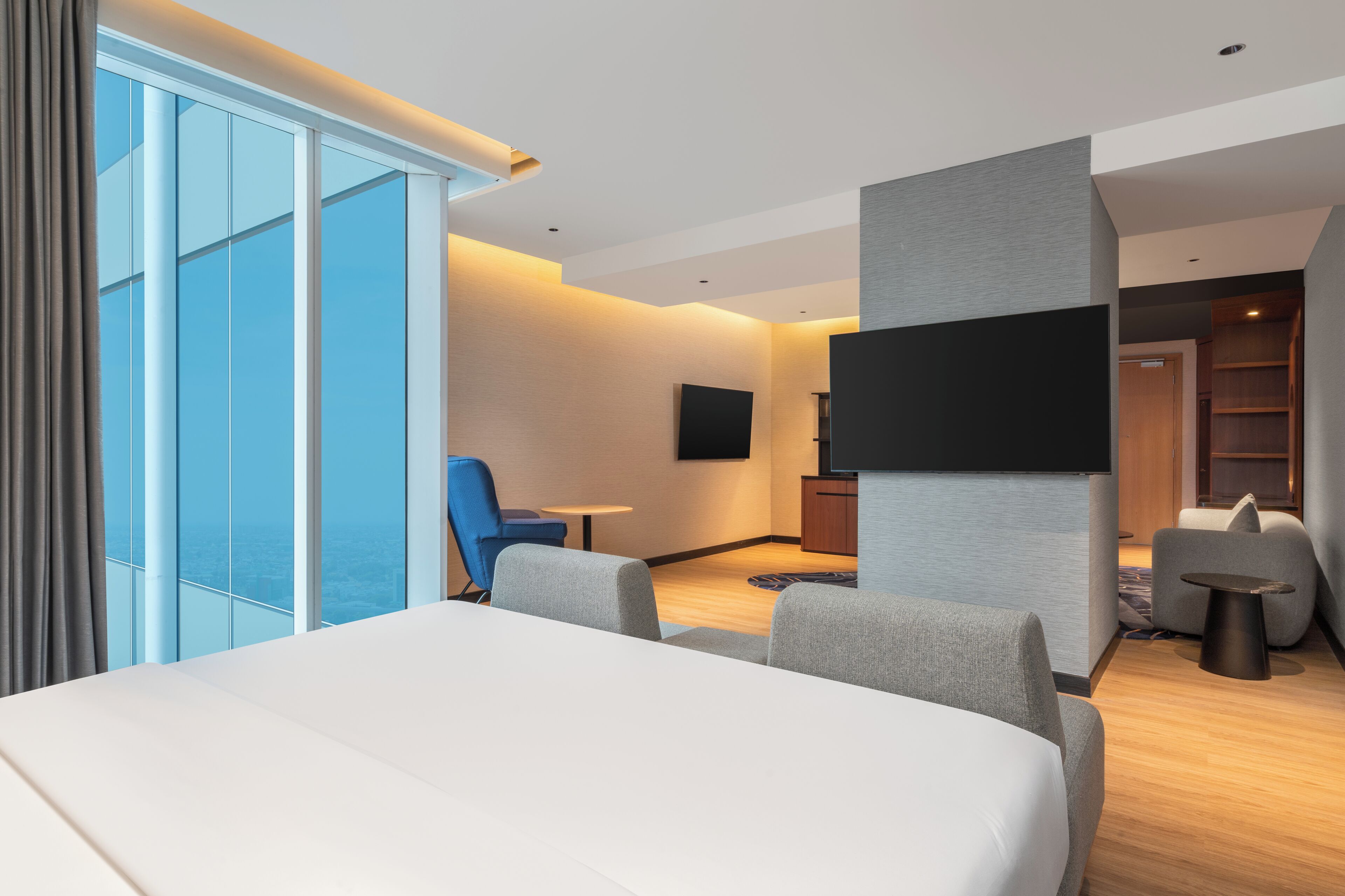 Suite familiare, 1 letto king con divano letto, vista piscina | Biancheria da letto di alta qualità, postazione laptop, Wi-Fi gratuito