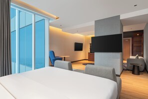 家庭套房, 1 張特大雙人床及 1 張梳化床, 泳池景 | 高級寢具、手提電腦工作空間、免費 Wi-Fi、床單