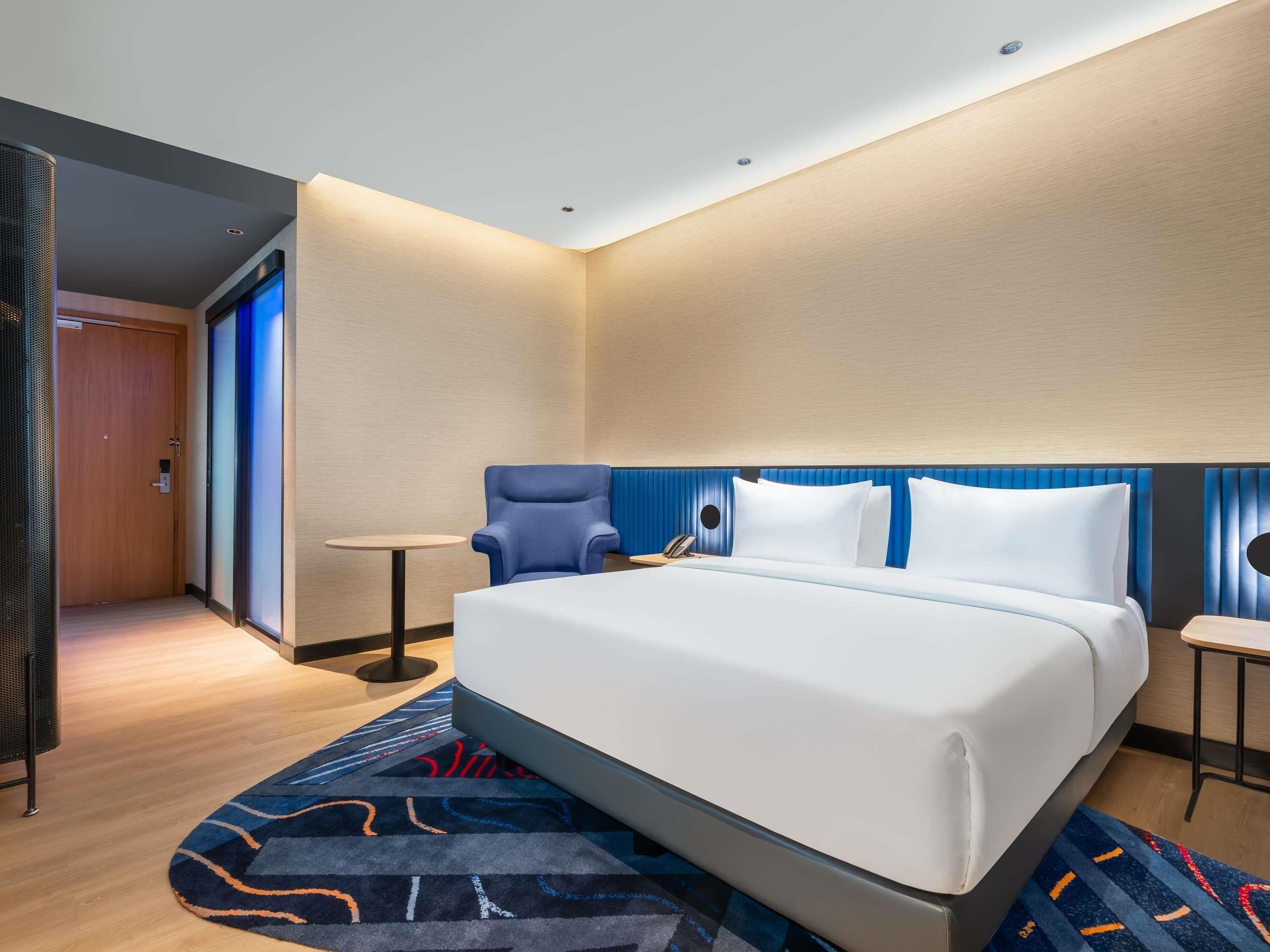 Premium bedding, in-room safe, laptop workspace, blackout curtains