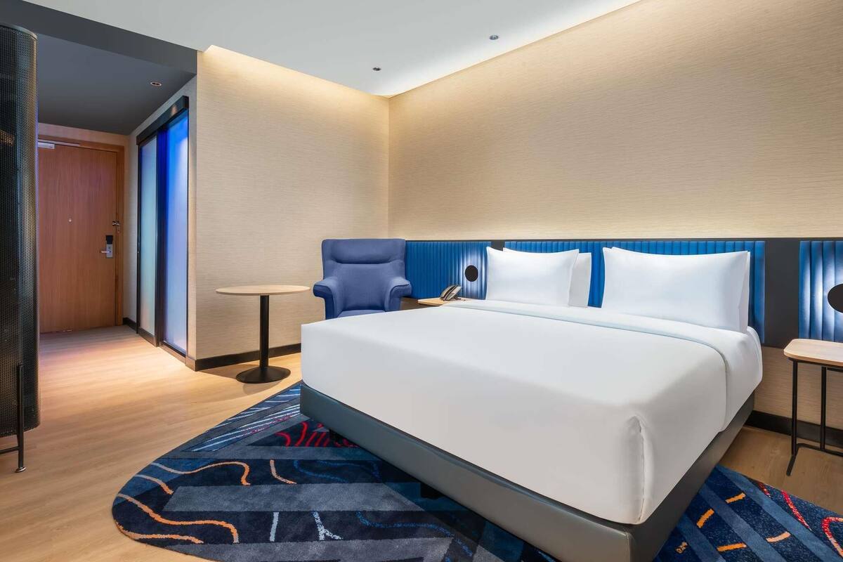 Premium bedding, in-room safe, laptop workspace, blackout curtains