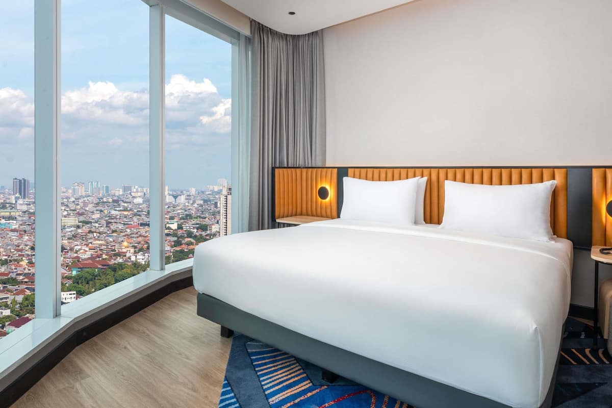 Premium bedding, in-room safe, laptop workspace, blackout drapes