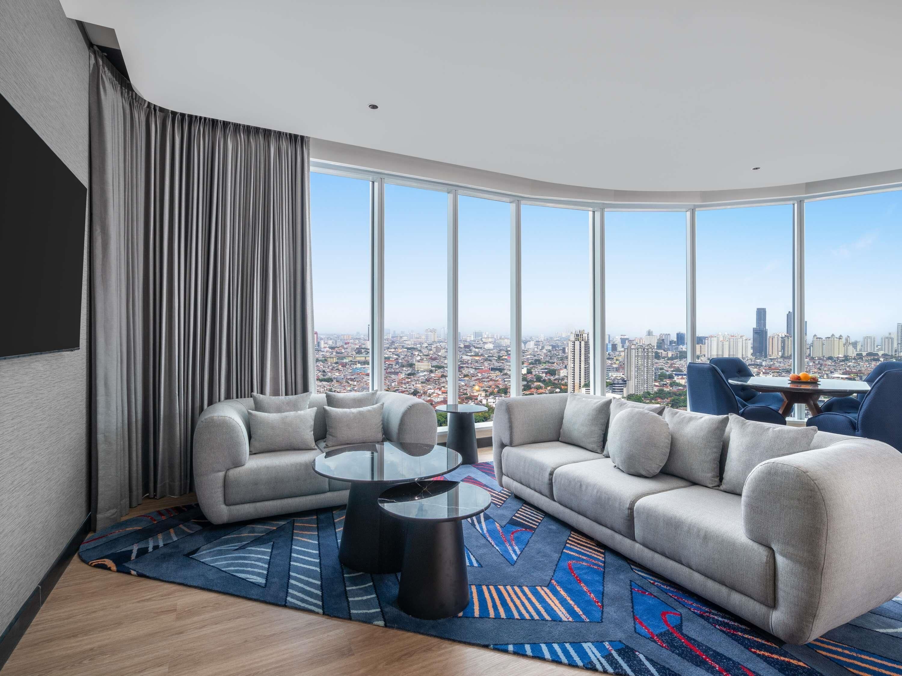 Luxe beddengoed, een kluis op de kamer, een laptopwerkplek