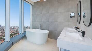 Executive Suite, 1 King Bed with Sofa bed | Bathroom