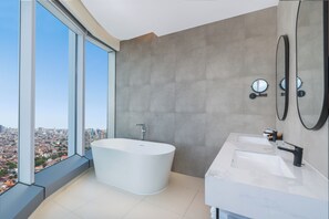 Executive Suite, 1 King Bed with Sofa bed | Bathroom - Novotel Jakarta Pulo Mas (Jakarta)