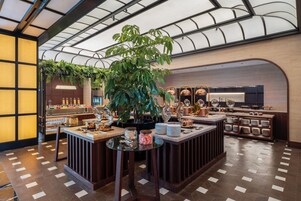 每日供应自助式早餐（每人 IDR 250000）