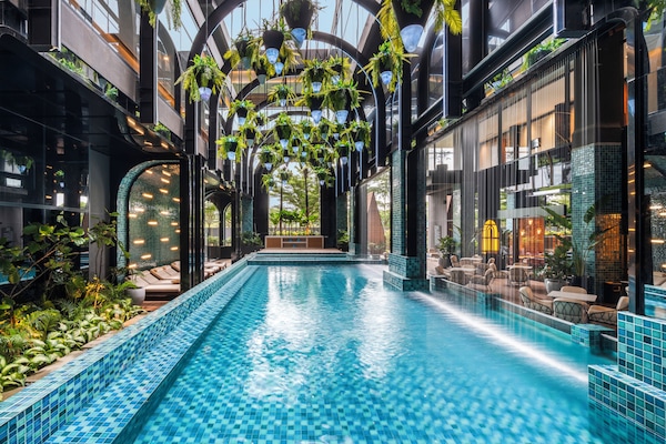 Una piscina al aire libre