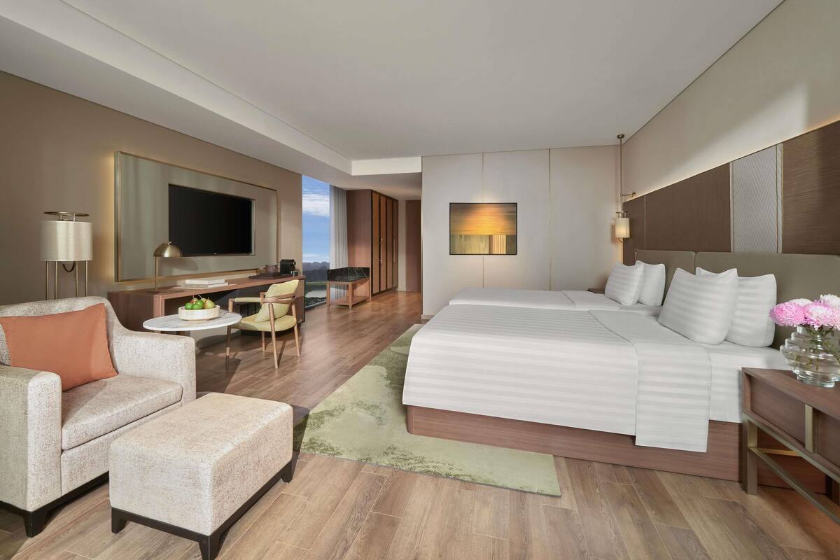 Kaliteli yatak takımı, ücretsiz minibar ürünleri, odada kasa, masa