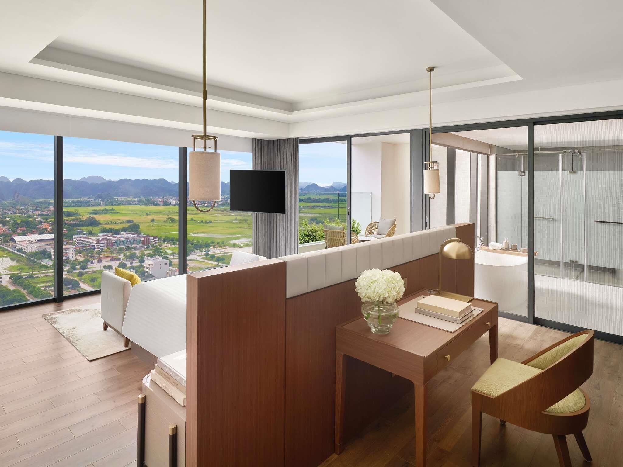 Deluxe Suite, 1 King Bed, Club Lounge Access, Mountain View