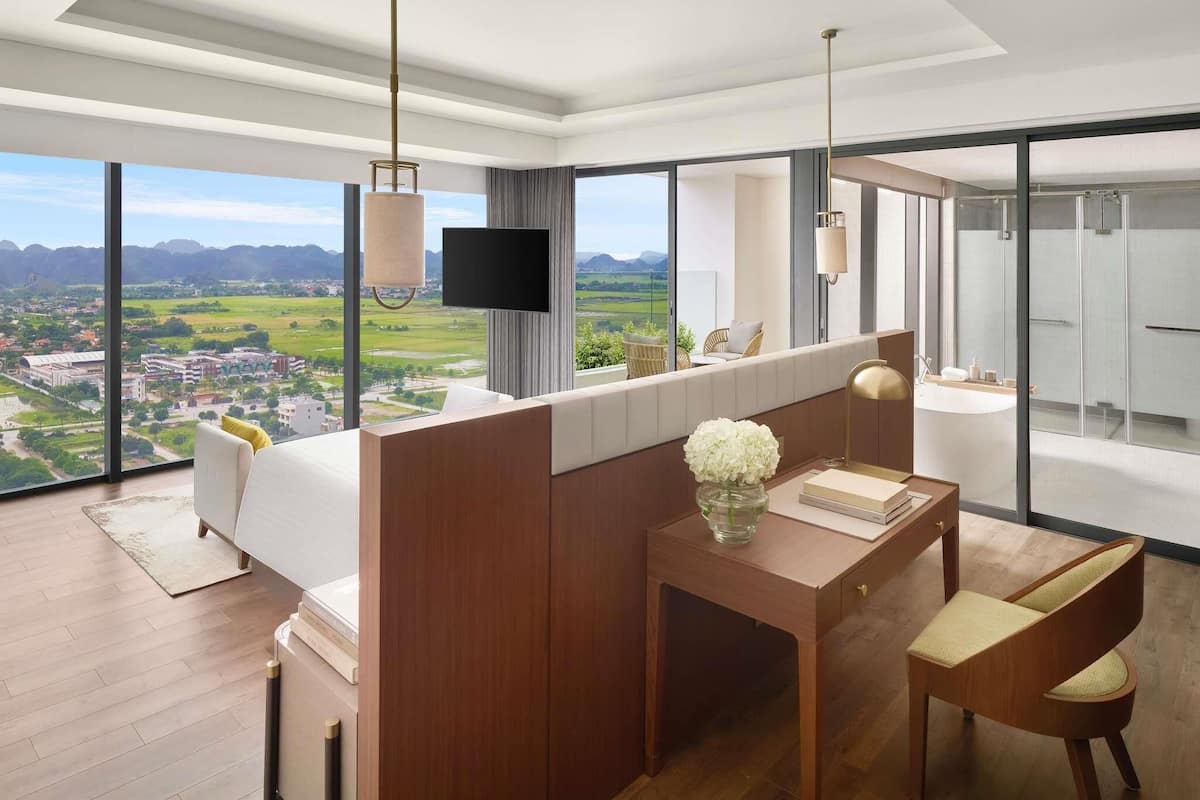 Deluxe Suite, 1 King Bed, Club Lounge Access, Mountain View