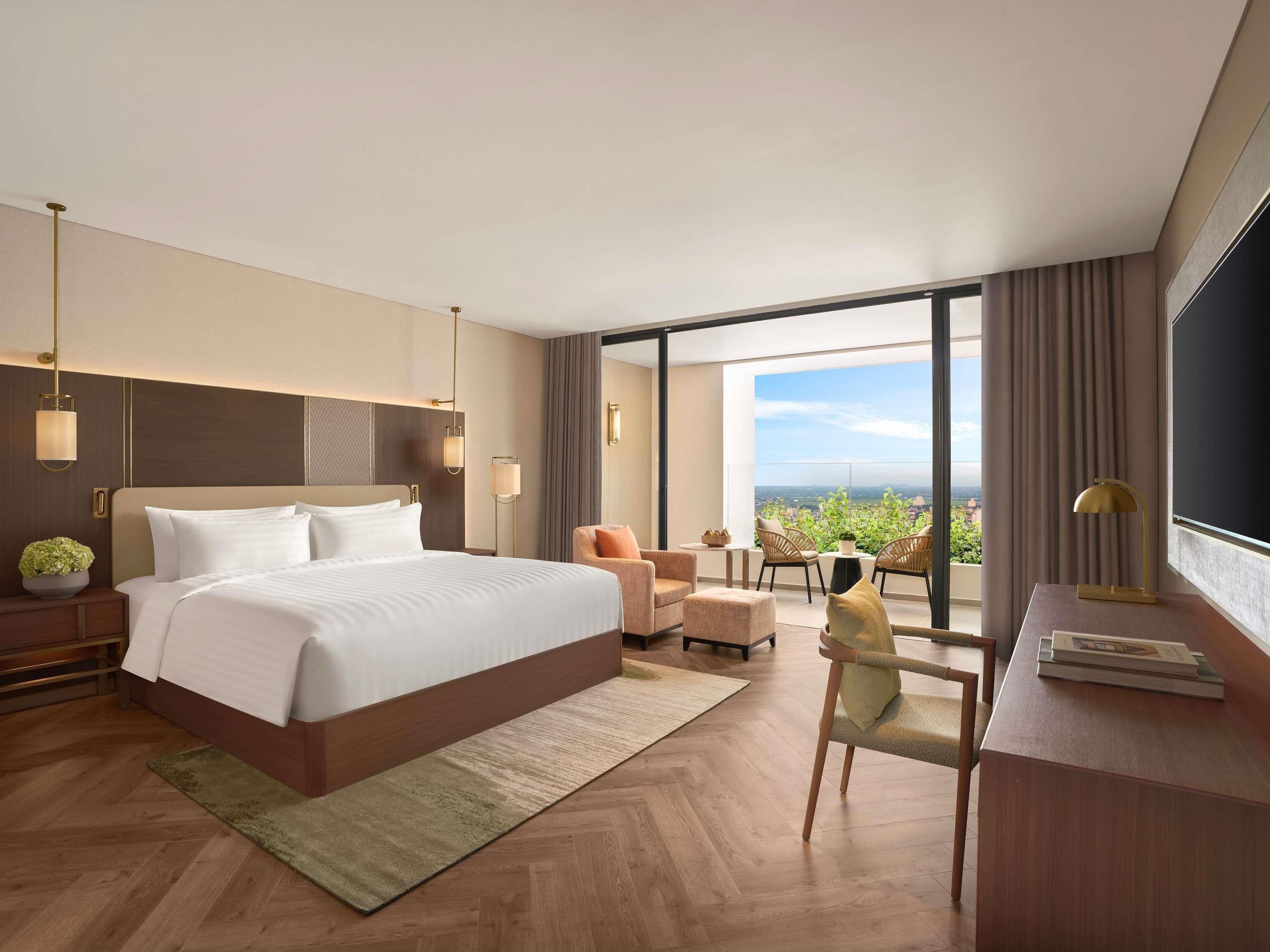 Deluxe Room, 1 King Bed | Premium bedding, free minibar items, in-room safe, desk