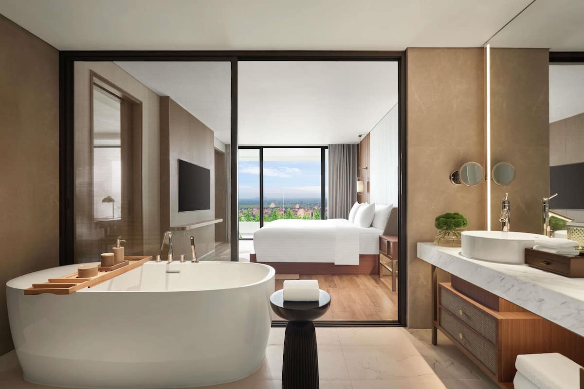 Exclusive Suite, 1 King Bed, Club Lounge Access