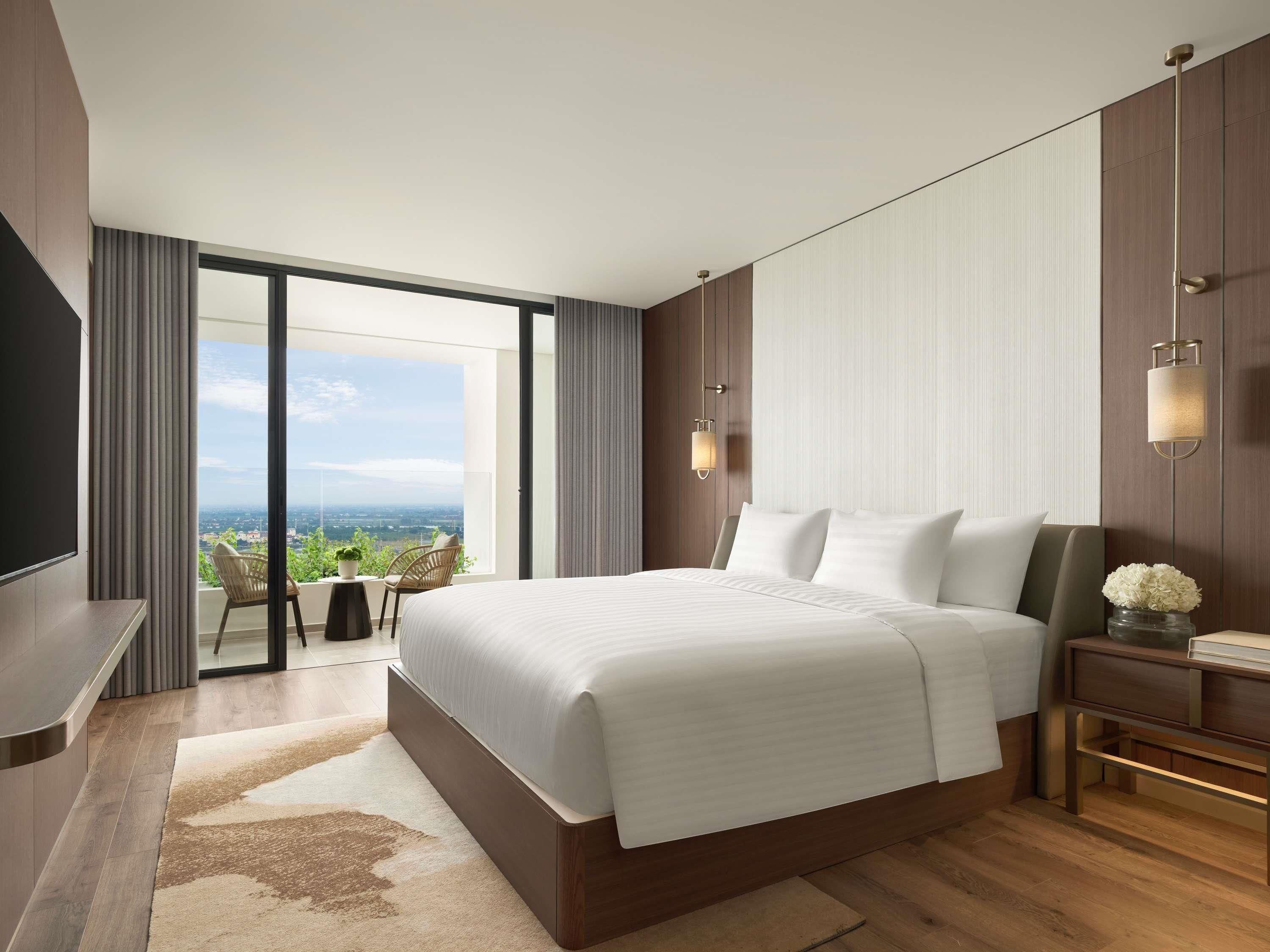 Exclusive Suite, 1 King Bed, Club lounge access