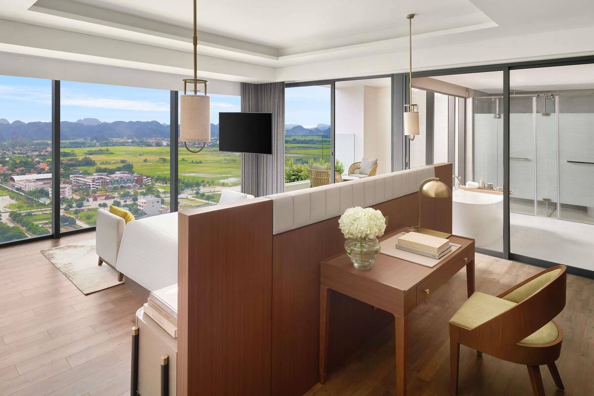 Deluxe Suite, 1 King Bed, Club Lounge Access, Mountain View