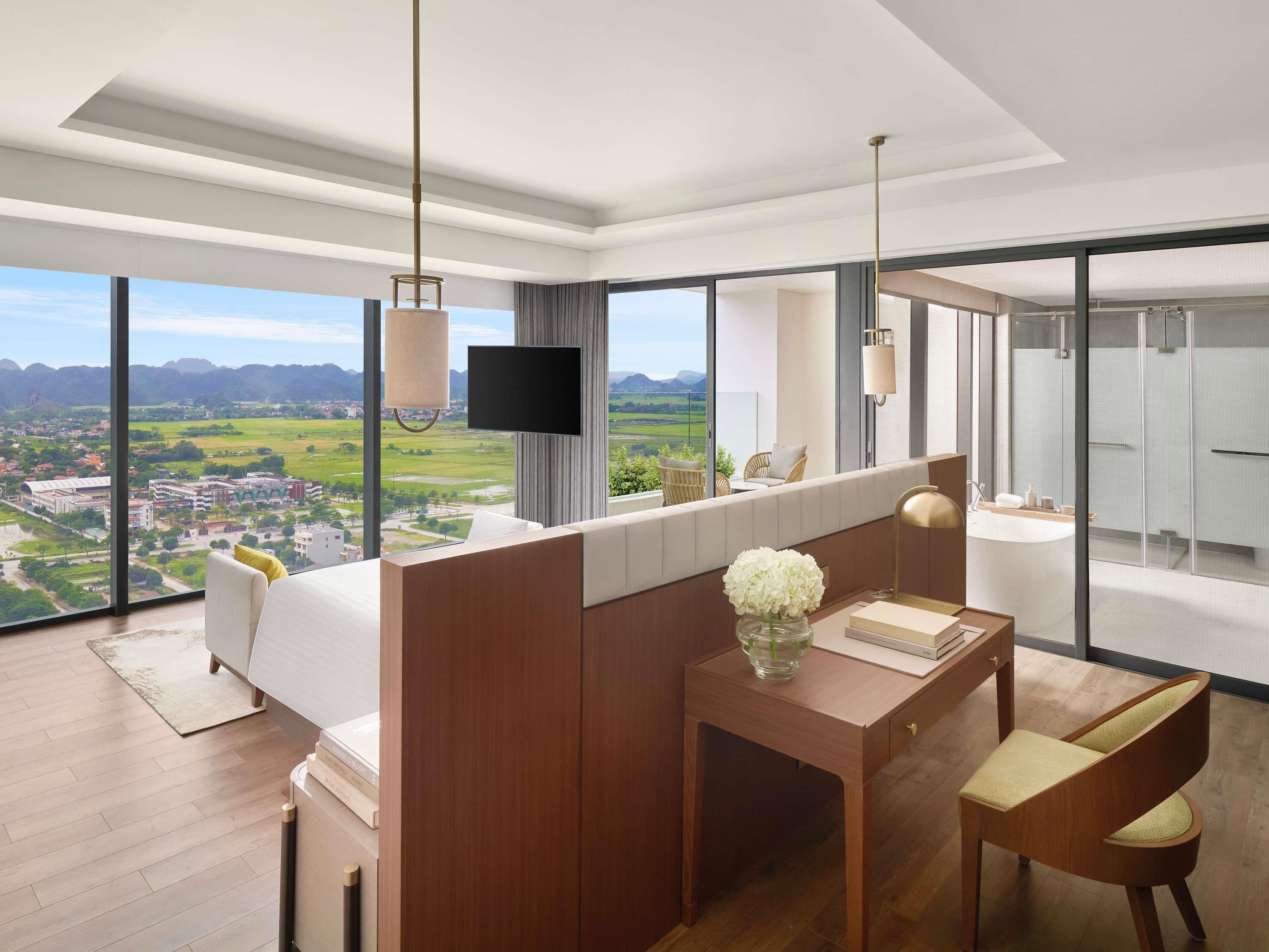 Deluxe Suite, 1 King Bed, Club Lounge Access, Mountain View