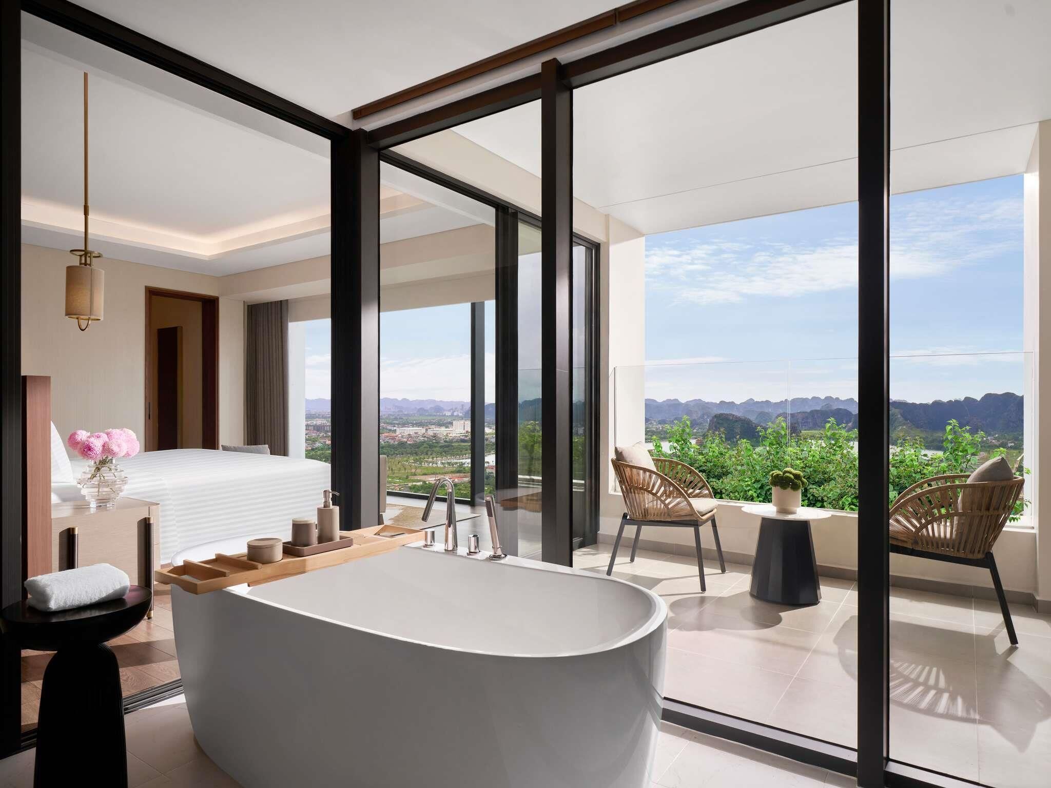 Deluxe Suite, 1 King Bed, Club lounge access, Mountain View