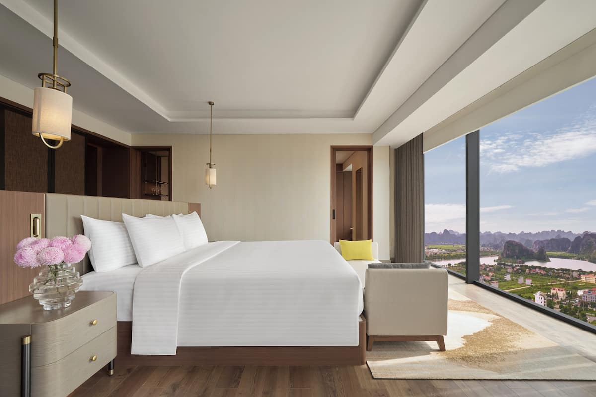 Deluxe Suite, 1 King Bed, Club Lounge Access, Mountain View