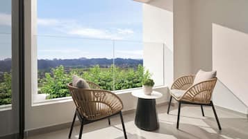 Deluxe Suite, 1 King Bed, Club lounge access, Mountain View | Balcony
