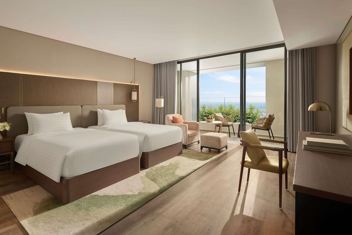 Kaliteli yatak takımı, ücretsiz minibar ürünleri, odada kasa, masa