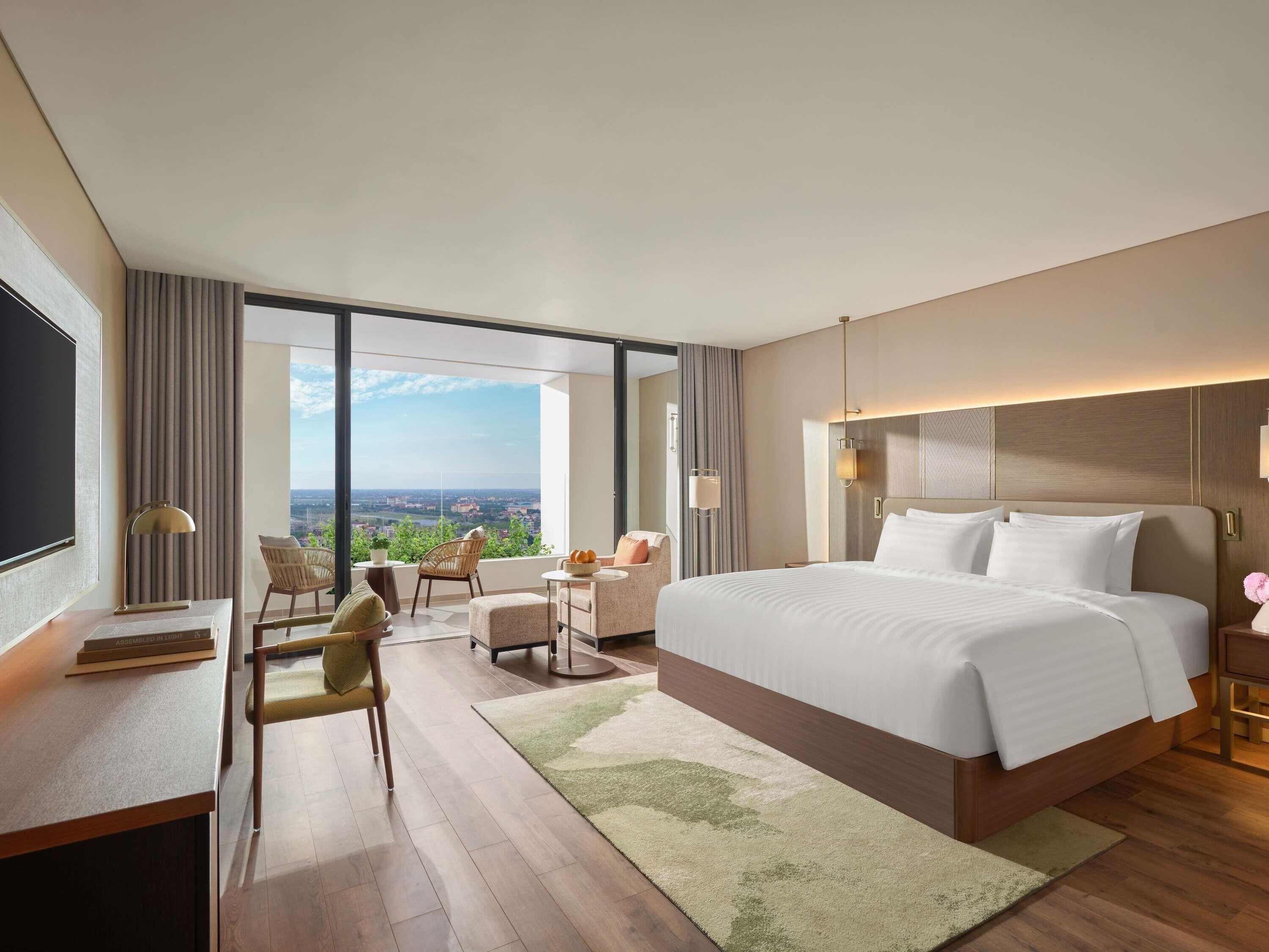 Deluxe Room, 1 King Bed, Club Lounge Access